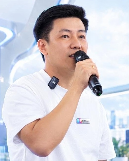 Hoàng Xuân Quỳnh cầm micro phát biểu, áo trắng